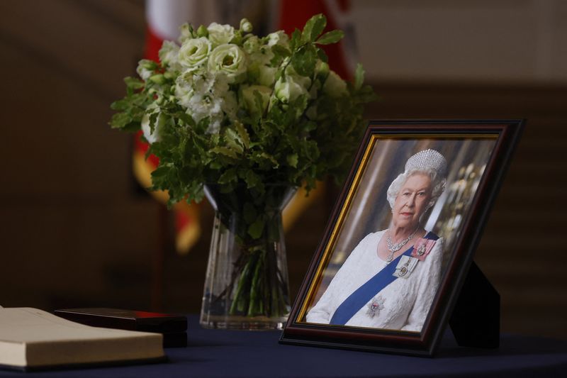 &copy; Reuters. صورة للملكة إليزابيث في السفارة البريطانية بعد وفاة الملكة إليزابيث ملكة بريطانيا في باريس يوم الجمعة. تصوير: كريستيان هارتمان - رويترز.