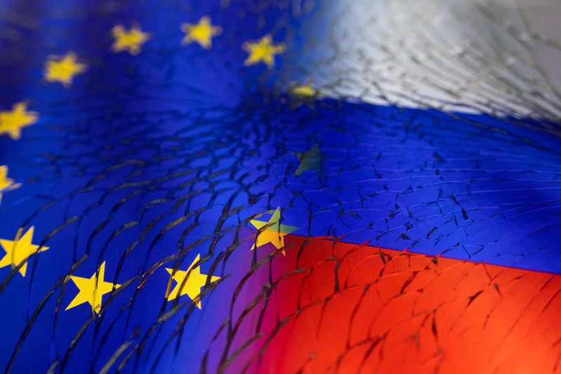 &copy; Reuters. FOTO DE ARCHIVO. Imagen de ilustración con las banderas de la UE y de Rusia a través de un cristal roto. 13 de abril de 2022. REUTERS/Dado Ruvic
