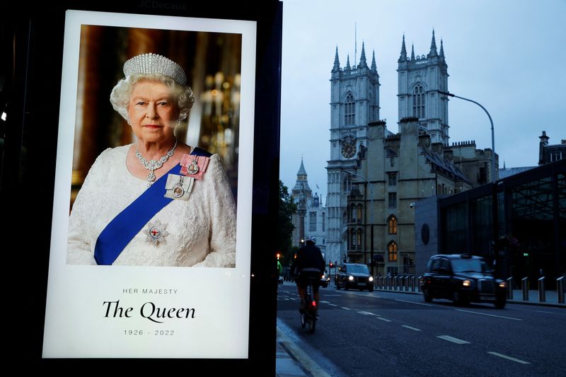 &copy; Reuters. A portrait of Queen Elizabeth is displayed at a bus stop outside Westminster Abbey, following the passing of Queen Elizabeth, in London, Britain, September 9, 2022. REUTERS/John Sibley