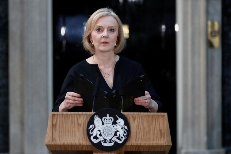 &copy; Reuters. British Prime Minister Liz Truss arrives to deliver a speech outside 10 Downing Street after Queen Elizabeth, Britain's longest-reigning monarch and the nation's figurehead for seven decades, has died aged 96, according to Buckingham Palace, in Downing St