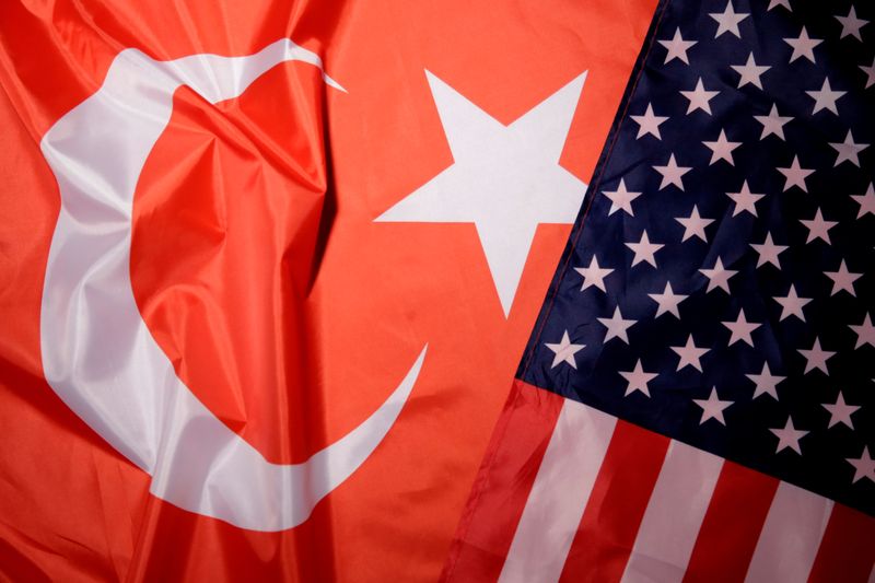 &copy; Reuters. FOTO DE ARCHIVO. Imagen de ilustración de las banderas de Turquía y Estados Unidos. 25 de agosto de 2018. REUTERS/Dado Ruvic