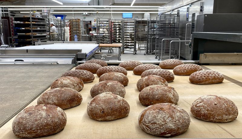 &copy; Reuters. Staff work at the Heinz Hemmerle bakery in Muelheim an der Ruhr, as in the land of Bretzel and Abendbrot, rising energy prices are taking a toll on German bakeries that are heavily dependent on gas and electricity, threatening the existence of many small 