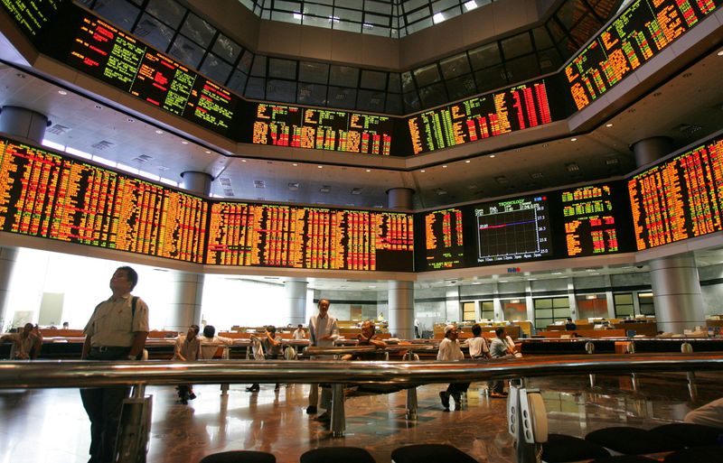&copy; Reuters. Investidores monitoram cotações no mercado de ações em Kuala Lumpur
09/08/2006
REUTERS/Bazuki Muhammad