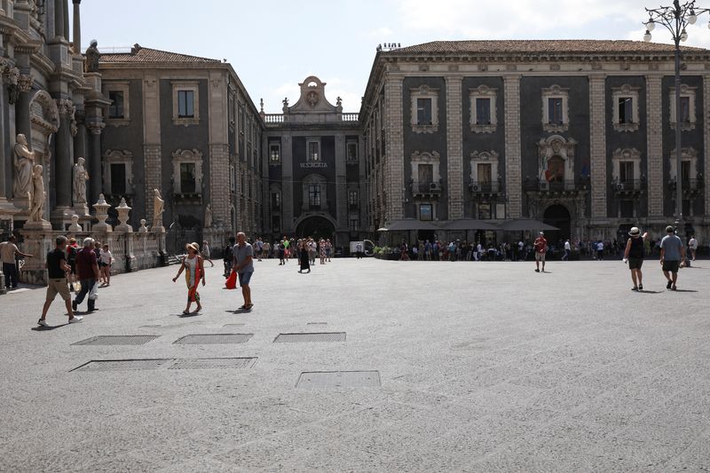 &copy; Reuters. FILE PHOTO: People walk around Piazza del Duomo, in Catania, ahead of Italian general election, in eastern Sicily, Italy, September 8, 2022. REUTERS/Antonio Parrinello