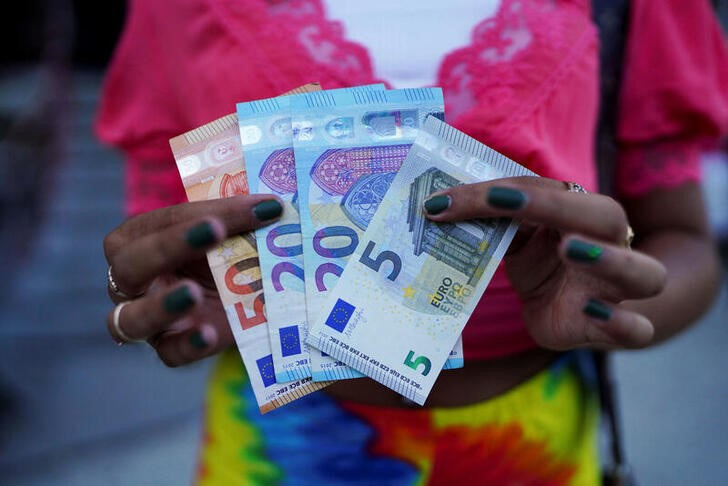 &copy; Reuters. Una mujer muestra billetes de euros adquiridos en una casa de cambio en La Habana, Cuba. 7 septiembre 2022. REUTERS/Alexandre Meneghini