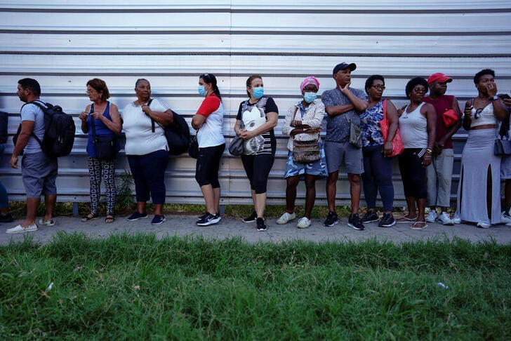&copy; Reuters. Decenas de personas esperan para comprar divisas extranjeras en La Habana, Cuba. 7 septiembre 2022. REUTERS/Alexandre Meneghini