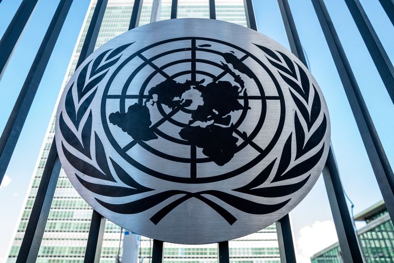 © Reuters. الشعار الرسمي للأمم المتحدة على مقر المنظمة الدولية في نيويورك بالولايات المتحدة في 23 أغسطس آب 2022. تصوير: ديفيد