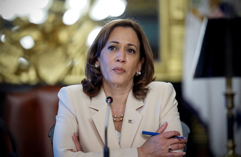 &copy; Reuters. FILE PHOTO: U.S. Vice President Kamala Harris meets leaders from U.S. colleges and universities in her ceremonial office at the Eisenhower Executive Office Building in Washington, U.S., August 8, 2022. REUTERS/Evelyn Hockstein