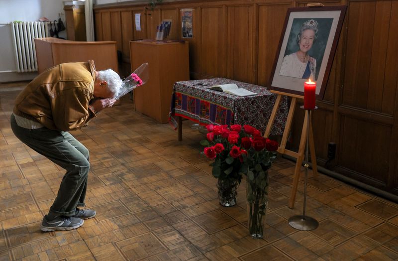 Some Russians mourn Queen Elizabeth with flowers as Kremlin pays respects