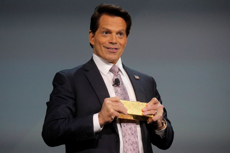&copy; Reuters. FILE PHOTO: Anthony Scaramucci, Founder & Managing Partner of SkyBridge Capital, holds a gold bar while hosting the Skybridge Capital SALT New York 2021 conference in New York City, U.S., September 14, 2021.  REUTERS/Brendan McDermid