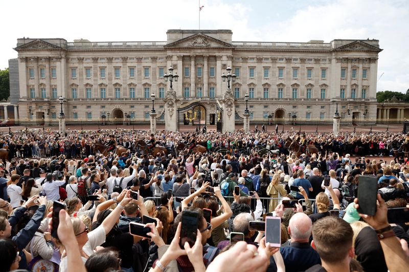 Crowds mourn 'amazing lady' Queen Elizabeth outside royal residences
