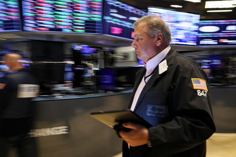 &copy; Reuters. La Bourse de New York a ouvert en hausse vendredi. Quelques minutes après le début des échanges, l'indice Dow Jones gagne 0,64%, le Standard & Poor's 500 progresse de 0,78% et le Nasdaq Composite prend 1,1%. /Photo prise le 7 septembre 2022/REUTERS/Bre