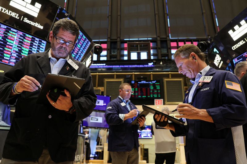 &copy; Reuters. متعاملون يتابعون حركة تداول الأسهم ببورصة نيويورك في السابع من سبتمبر أيلول 2022. تصوير: برندان مكدرميد-رويترز .  