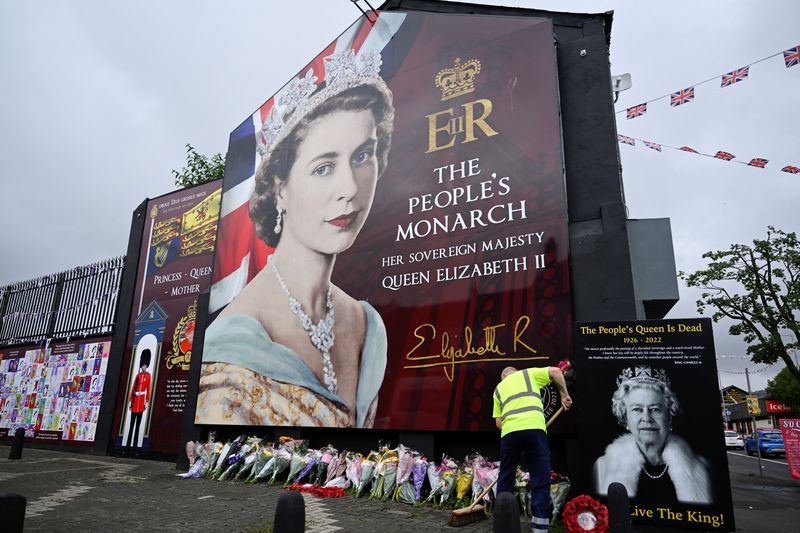 &copy; Reuters. Una representación de la reina Isabel de Reino Unido en un edificio, tras la muerte de la reina, en Belfast, Irlanda del Norte. 9 de septiembre, 2022. REUTERS/Clodagh Kilcoyne