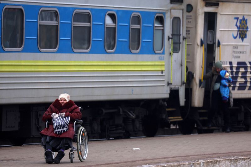 &copy; Reuters. FILE PHOTO: A person in a wheelchair waits for transfer after fleeing the ongoing Russian invasion at the main train station in Lviv, Ukraine, March 5, 2022.   REUTERS/Kai Pfaffenbach/