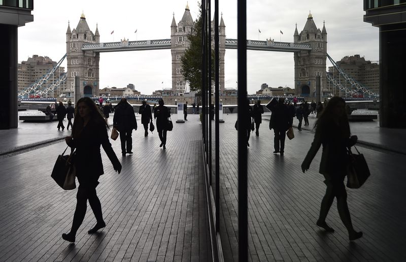 © Reuters. FILE PHOTO: Workers walk through the More London business district with Tower Bridge seen behind in London, November 11, 2015.  REUTERS/Toby Melville