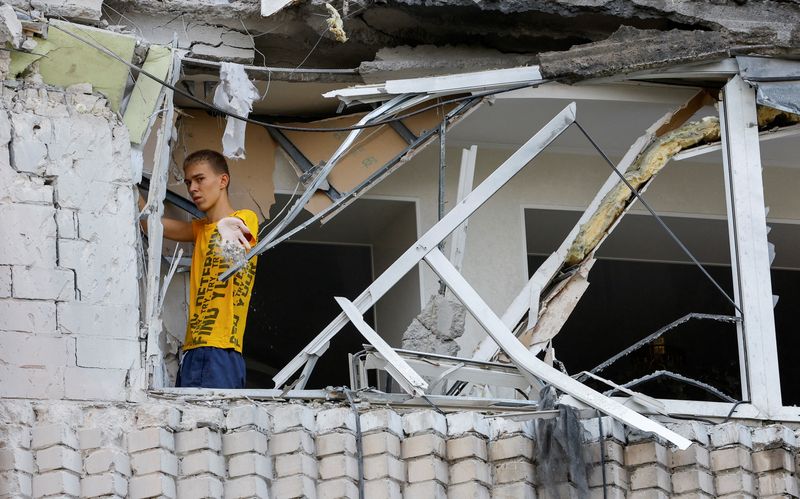 &copy; Reuters. Imagen de archivo de un residente local retirando los escombros dentro de un bloque de apartamentos de varios pisos dañado por los bombardeos en el curso del conflicto entre Ucrania y Rusia en la ciudad de Energodar, controlada por Rusia, en la región d
