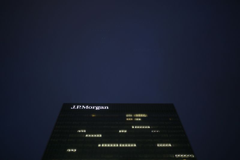 &copy; Reuters. FILE PHOTO: The J P Morgan building in Canary Wharf is seen in the early morning in London October 15, 2013. REUTERS/Russell Boyce  