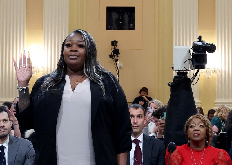 &copy; Reuters. FILE PHOTO: Wandrea "Shaye" Moss, former Elections Department employee in Fulton County, Georgia, is sworn-in to testify, as her mother, Georgia election worker Ruby Freeman looks on, during the fourth public hearing of the U.S. House Select Committee to 