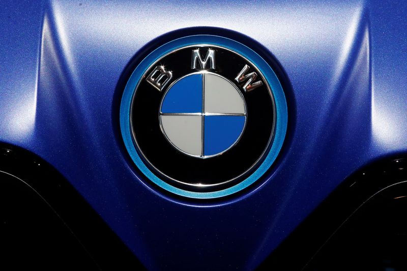 &copy; Reuters. Foto de archivo del logo de BMW en el Salón del Automóvil en Munich 
Sept  8, 2021. REUTERS/Wolfgang Rattay/ 
