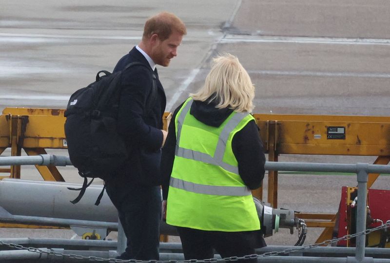 &copy; Reuters. El príncipe británico Enrique sube a un avión en el aeropuerto internacional de Aberdeen, tras el fallecimiento de la reina Isabel de Inglaterra, en Aberdeen, Reino Unido. 9 de septiembre, 2022. REUTERS/Phil Noble