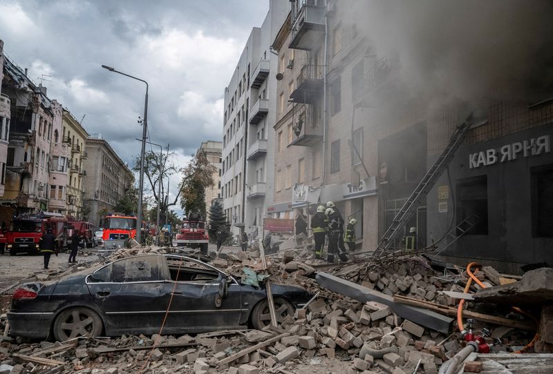 &copy; Reuters. Au moins 10 personnes ont été blessées vendredi par des tirs de roquettes russes dans le centre de Kharkiv, deuxième ville d'Ukraine, selon des responsables locaux, une attaque qualifiée par Kyiv d'"acte de vengeance" face à l'avancée des forces uk