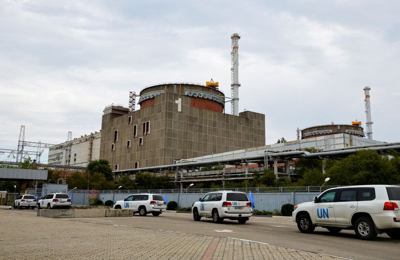 &copy; Reuters. FOTO DE ARCHIVO: Una comitiva que transporta a la misión de expertos del Organismo Internacional de Energía Atómica (OIEA) llega a la central nuclear de Zaporiyia en el transcurso del conflicto entre Ucrania y Rusia, a las afueras de la ciudad de Enerh