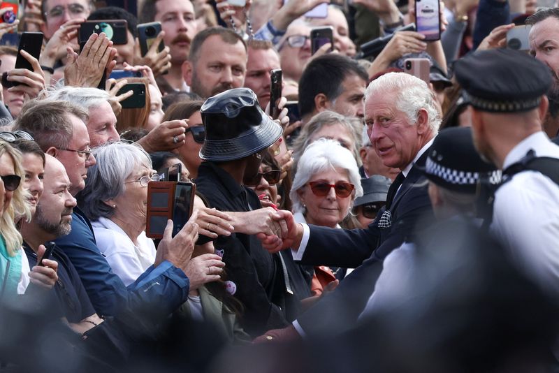 &copy; Reuters. Le nouveau roi d'Angleterre, Charles III, s'est livré vendredi à son premier bain de foule à son retour au palais de Buckingham, à Londres, où une foule émue communiait dans le souvenir de la reine Elizabeth II. /Photo d'archives/REUTERS/Henry Nicho