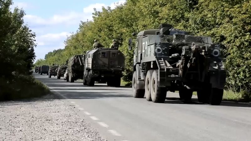&copy; Reuters. Una imagen de un vídeo, publicada por el Ministerio de Defensa ruso, muestra un convoy militar ruso que se dirige a la línea del frente en la región ucraniana de Járkov, en un lugar no identificado en el curso del conflicto entre Rusia y Ucrania, en e