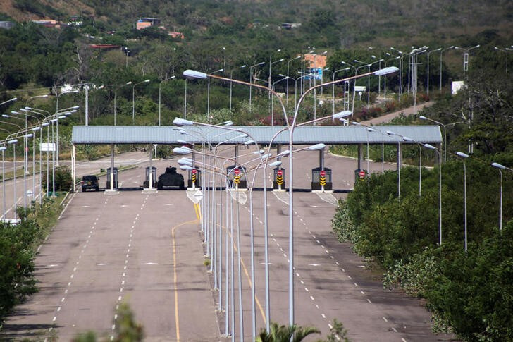 © Reuters. Veículo blindado no ponto de controle da ponte Tienditas na fronteira entre Venezuela e Colômbia visto da cidade colombiana de Cúcuta, 
18/08/2022
REUTERS/Carlos Eduardo Ramirez