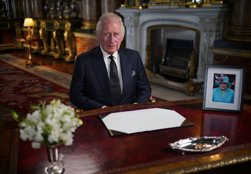 © Reuters. King Charles III delivers his address to the nation and the Commonwealth from Buckingham Palace, London, following the death of Queen Elizabeth II on Thursday. Picture date: Friday September 9, 2022. Yui Mok/Pool via REUTERS