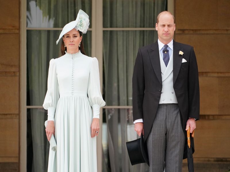 &copy; Reuters. William e Kate, príncipe e pricesa de Gales, durante cerimônia no Palácio de Buckingham
25/05/2022 Dominic Lipinski/Pool via REUTERS