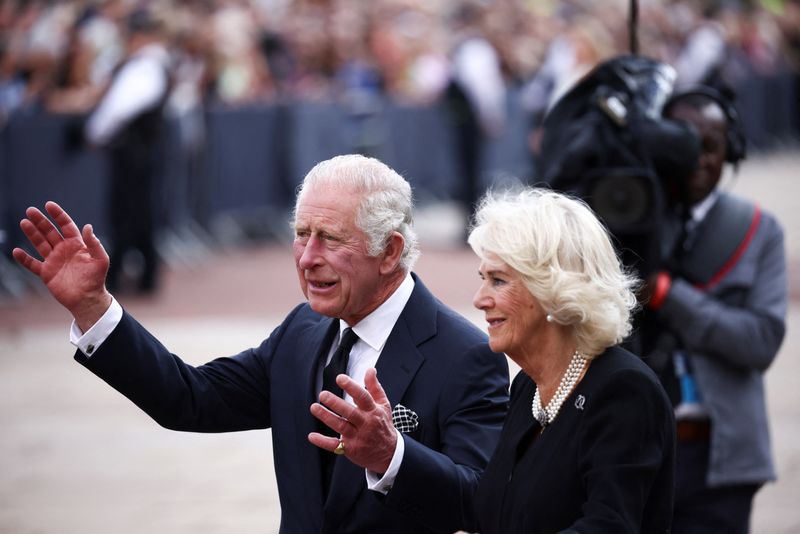 © Reuters. Britain's King Charles and Queen Camilla react outside Buckingham Palace, following the passing of Britain's Queen Elizabeth, in London, Britain, September 9, 2022. REUTERS/Henry Nicholls