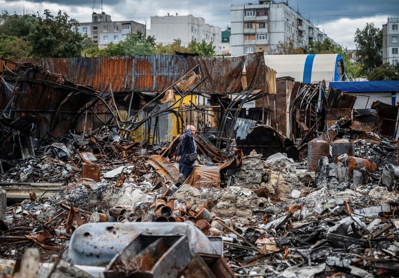 &copy; Reuters. Imagen de archivo de un residente local caminando junto a un mercado callejero destruido por los ataques militares, mientras continúa la invasión rusa de Ucrania, en Saltivka, una de las zonas residenciales más dañadas de Járkov, Ucrania. 6 de septie