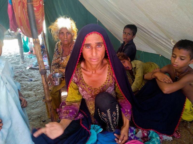 &copy; Reuters. Badar Bibi, de 29 años, una víctima de las inundaciones cuyo hijo enfermo de 6 años murió en el campamento de socorro en el que ella y su familia se refugiaban, sentada en el campamento tras las lluvias e inundaciones de la temporada monzónica en Seh