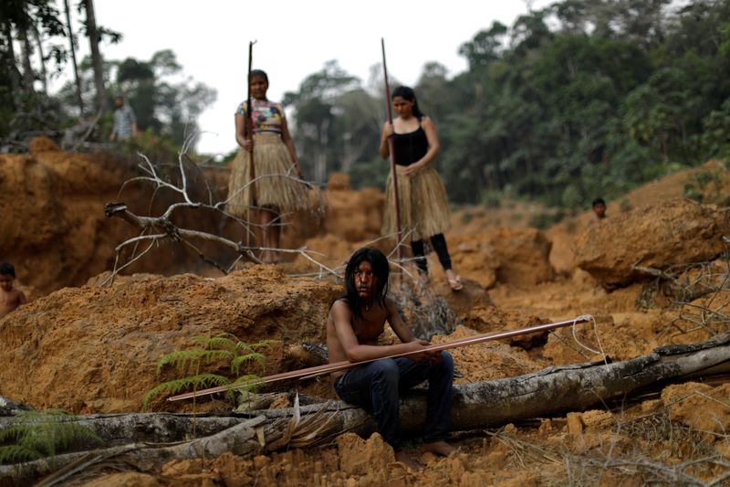 © Reuters. Miembros de la comunidad indígena mura muestran un área deforestada en sus tierras cerca de Humaita, en el estado brasileño de Amazonas. FOTO DE ARCHIVO. Agosto, 2019. REUTERS/Ueslei Marcelino