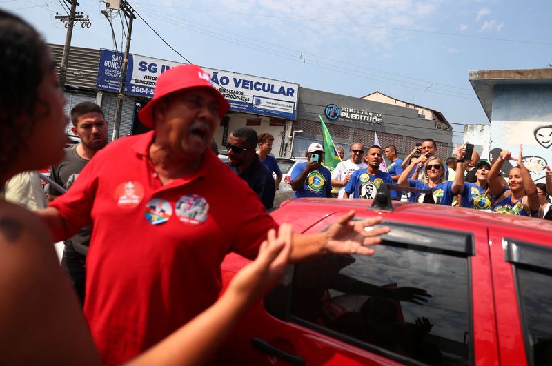 &copy; Reuters. Apoiadores de Bolsonaro gritam na direção de apoiadores de Lula em São Gonçalo
09/09/2022
REUTERS/Pilar Olivares