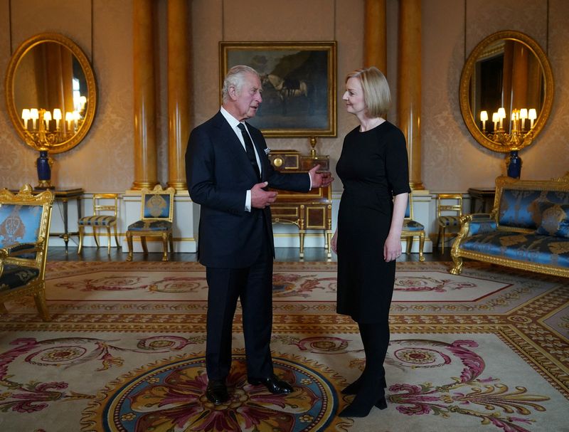 &copy; Reuters. O Rei Charles durante seu primeiro encontro com a primeira-ministra britânica, Liz Truss, no Palácio de Buckingham. Yui Mok/Pool via REUTERS