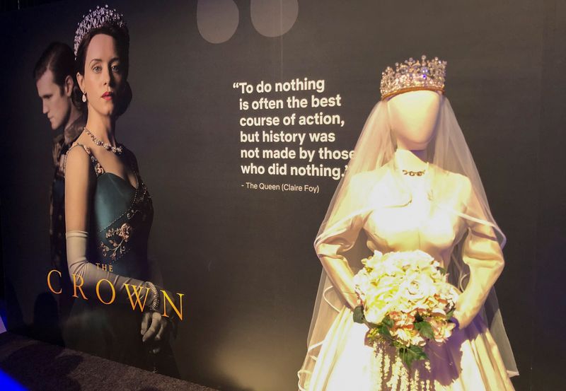 &copy; Reuters. Traje utilizado na série "The Crown" é exposto pela Netflix em Los Angeles. REUTERS/Lisa Richwine/Arquivo
