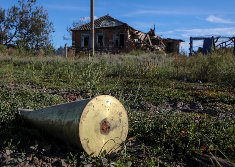 © Reuters. A vila de Hrakove, recentemente retomada pelas forças ucranianas, na região de Kharkiv. REUTERS/Vyacheslav Madiyevskyy