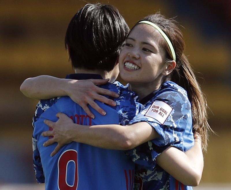 &copy; Reuters. サッカー女子日本代表「なでしこジャパン」のＭＦ長谷川唯（右）が、イングランド女子スーパーリーグのウェストハムから同リーグのマンチェスター・シティーに３年契約で移籍した。イ