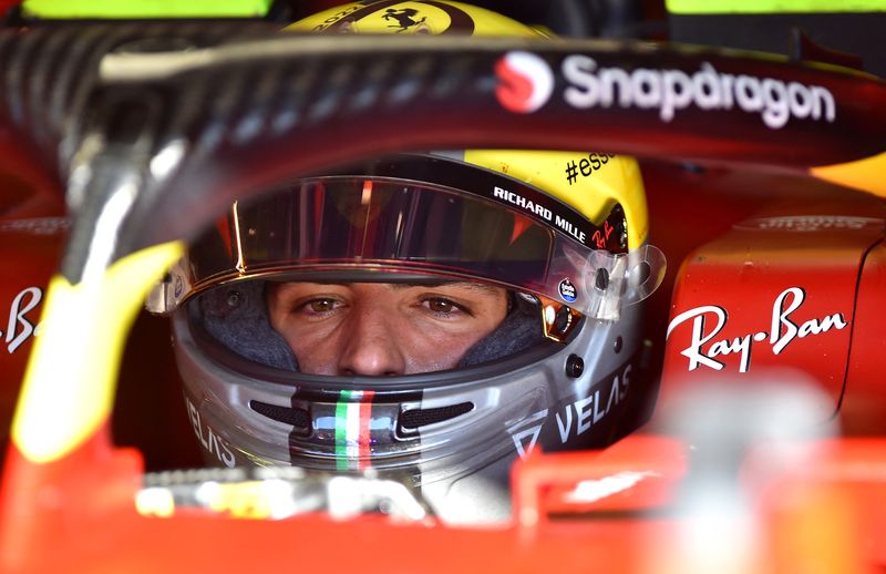 &copy; Reuters. 自動車レースＦ１の今季第１６戦、イタリアＧＰは９日、イタリアのモンツァでフリー走行２回を行い、フェラーリのカルロス・サインツが最速タイムを記録した。（２０２２年　ロイター