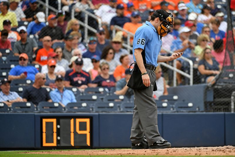 &copy; Reuters. ＭＬＢは９日、２０２３年から投球間の時間制限など３つの新ルールを導入することを発表した。写真はピッチクロック。米フロリダ州ウェストパームビーチで２０１９年２月撮影（２０２