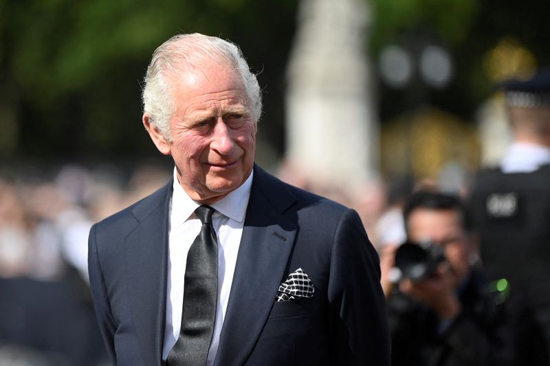 &copy; Reuters. الملك تشارلز ملك بريطانيا خارج قصر بكنجهام في لندن يوم الجمعة. تصوير: توبي ميلفيل - رويترز.