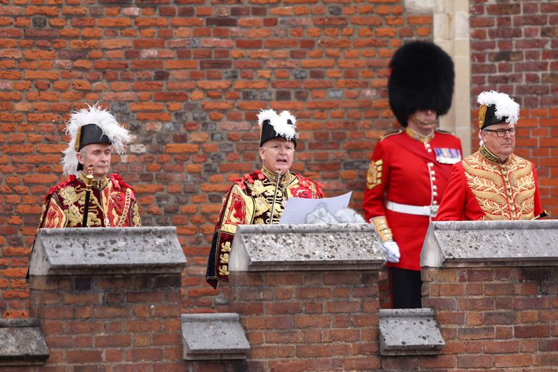 &copy; Reuters. ديفيد وايت كبير الرسل في بريطانيا يتلو البيان الرسمي لتنصيب تشارلز الثالث ملكا لبريطانيا من شرفة بقصر سانت جيمس في لندن يوم السبت. صورة لروي