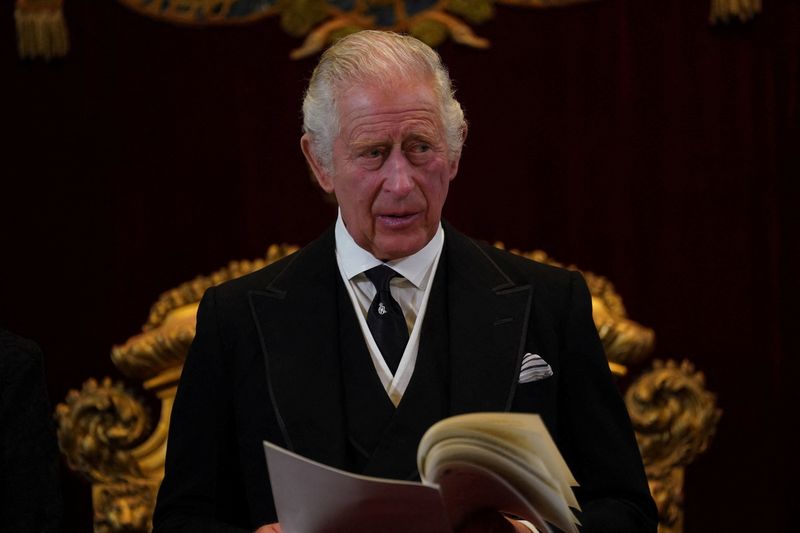 © Reuters. الملك تشارلز ملك بريطانيا خلال مراسم تنصيبه ملكا لبريطانيا في قصر سانت جيمس في لندن يوم السبت. صورة لرويترز من ممثل لوكالات الأنباء. 