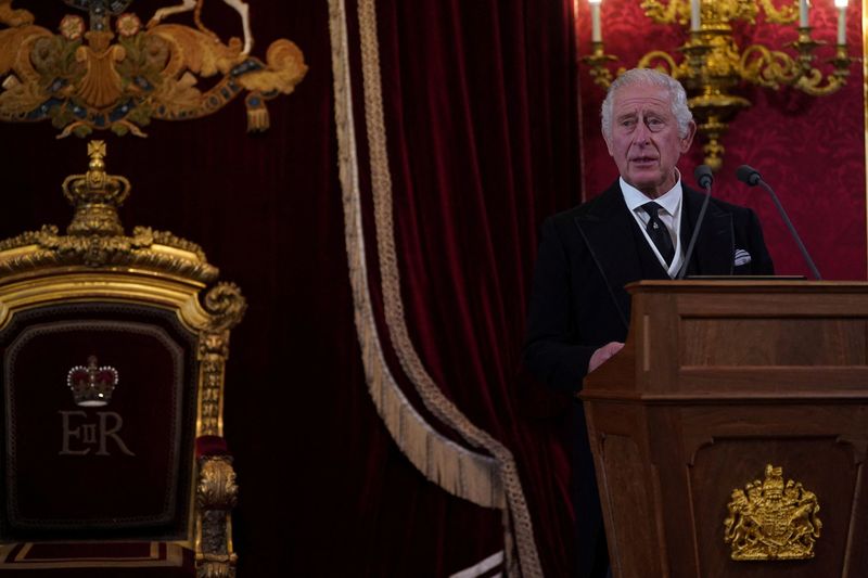 &copy; Reuters. الملك تشارلز ملك بريطانيا خلال مراسم تنصيبه ملكا لبريطانيا في قصر سانت جيمس في لندن يوم السبت. صورة لرويترز من ممثل لوكالات الأنباء. 