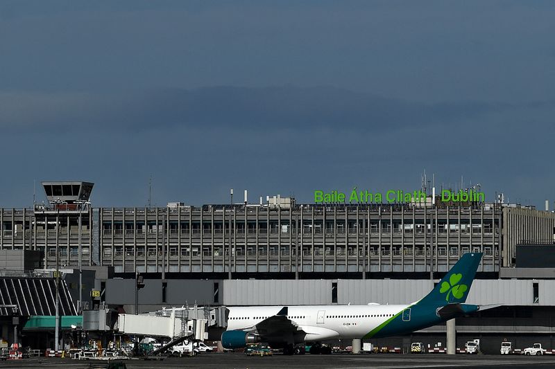 © Reuters. FILE PHOTO: An Aer Lingus aircraft is seen at Dublin Airport, in Dublin, Ireland, March 26, 2021. REUTERS/Clodagh Kilcoyne/File Photo