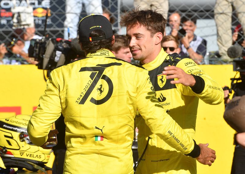 &copy; Reuters. سائق فيراري شارل لوكلير يحتفل بعد التأهل من موقع أول المنطلقين في جائزة إيطاليا الكبرى ببطولة العالم لسباقات فورمولا 1 في مونزا يوم السبت. ت