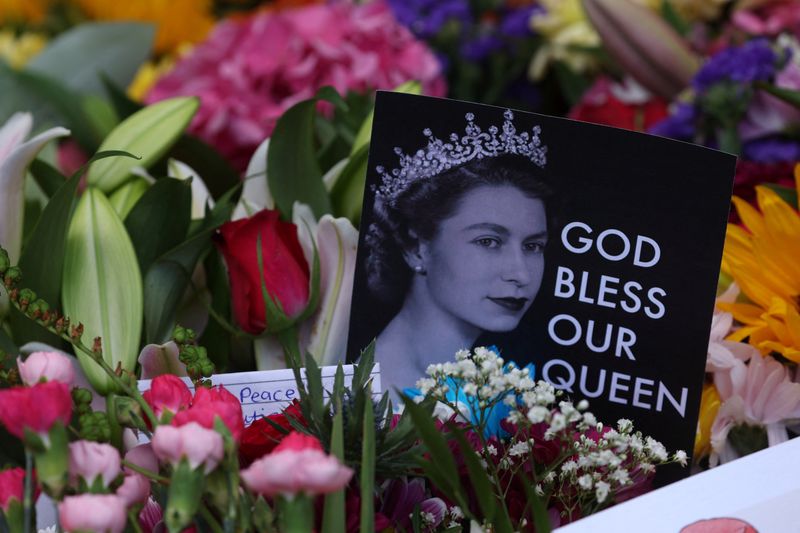 &copy; Reuters. بطاقات وورود وضعت تأبينا لذكرى الملكة إليزابيث في بالمورال باسكتلندا يوم السبت. تصوير: راسل تشين - رويترز 